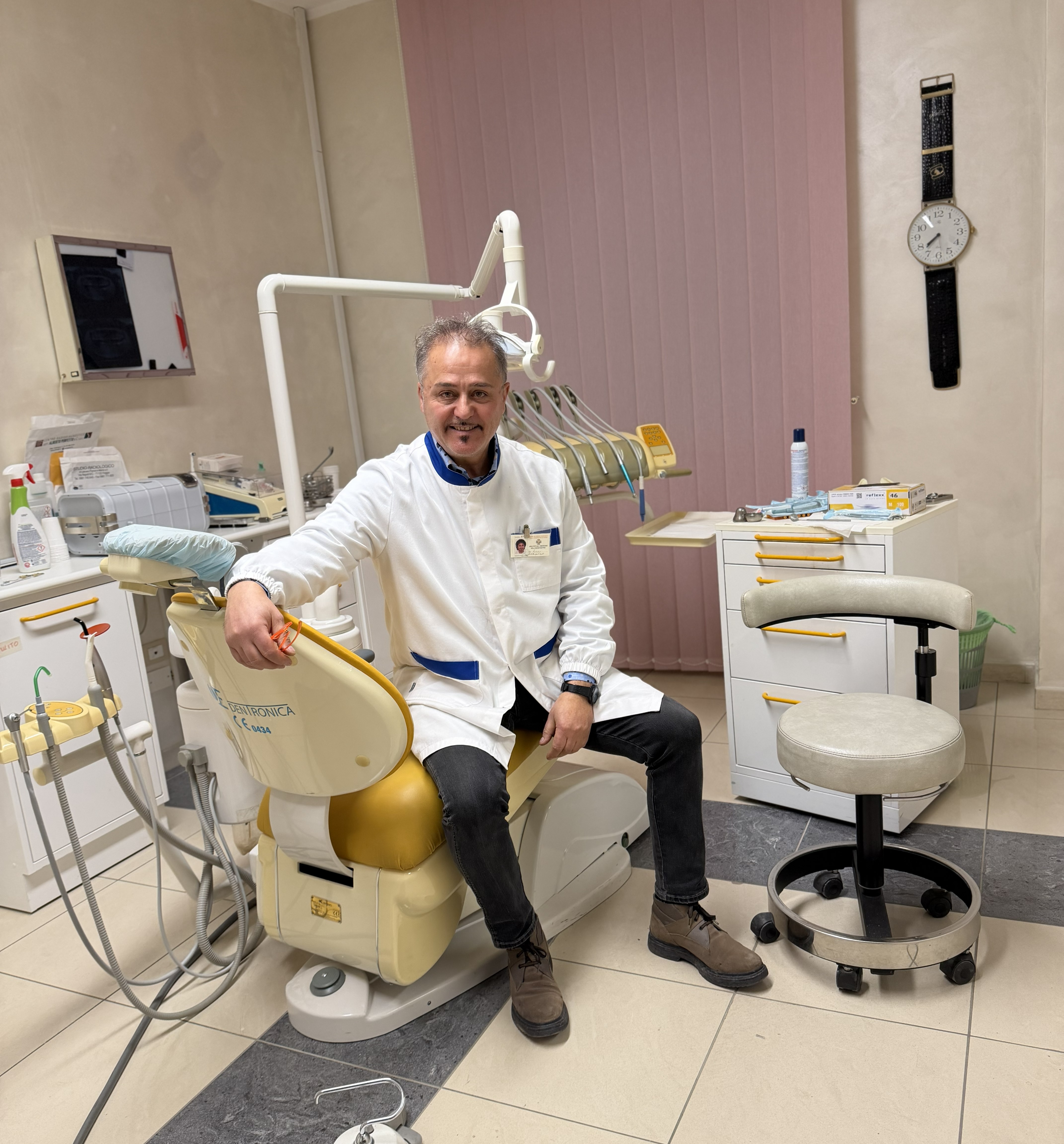 Dottor Luigino Marchese seduto sulla poltrona odontoiatrica nel suo studio