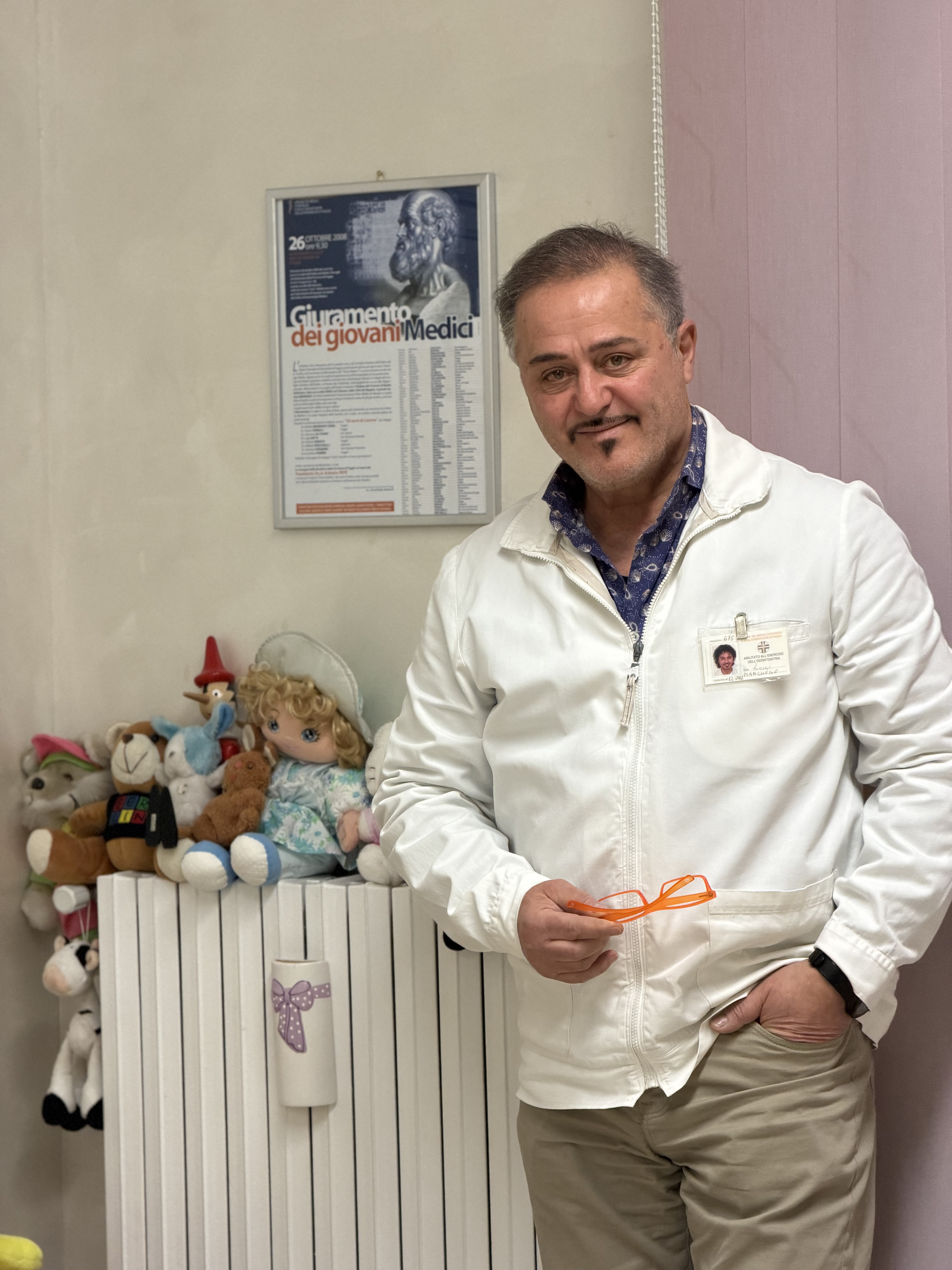 Dottor Luigino Marchese sorridente in studio